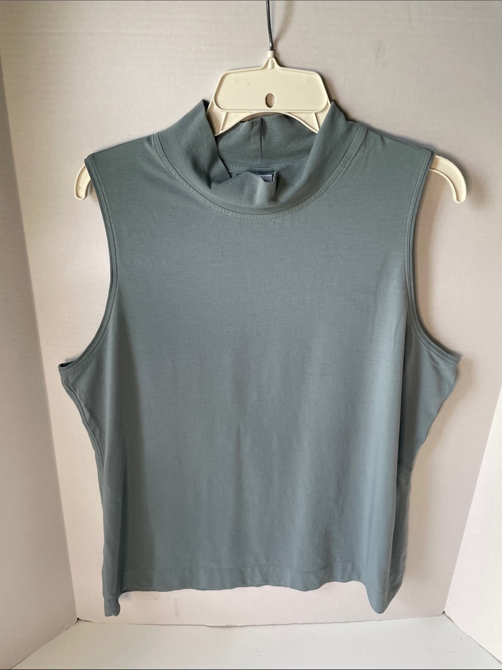 Athleta Women's SIze XL Sleeveless Mock Neck Tank - Sage